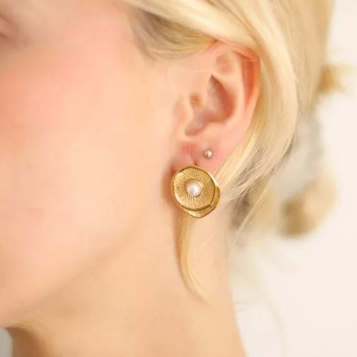 Éclat Vintage – Boucles d’oreilles fleur dorée et perle nacrée en acier inoxydable