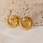 Tourbillon d’Or – Boucles Spirales Torsadées en Acier Doré 29 mm