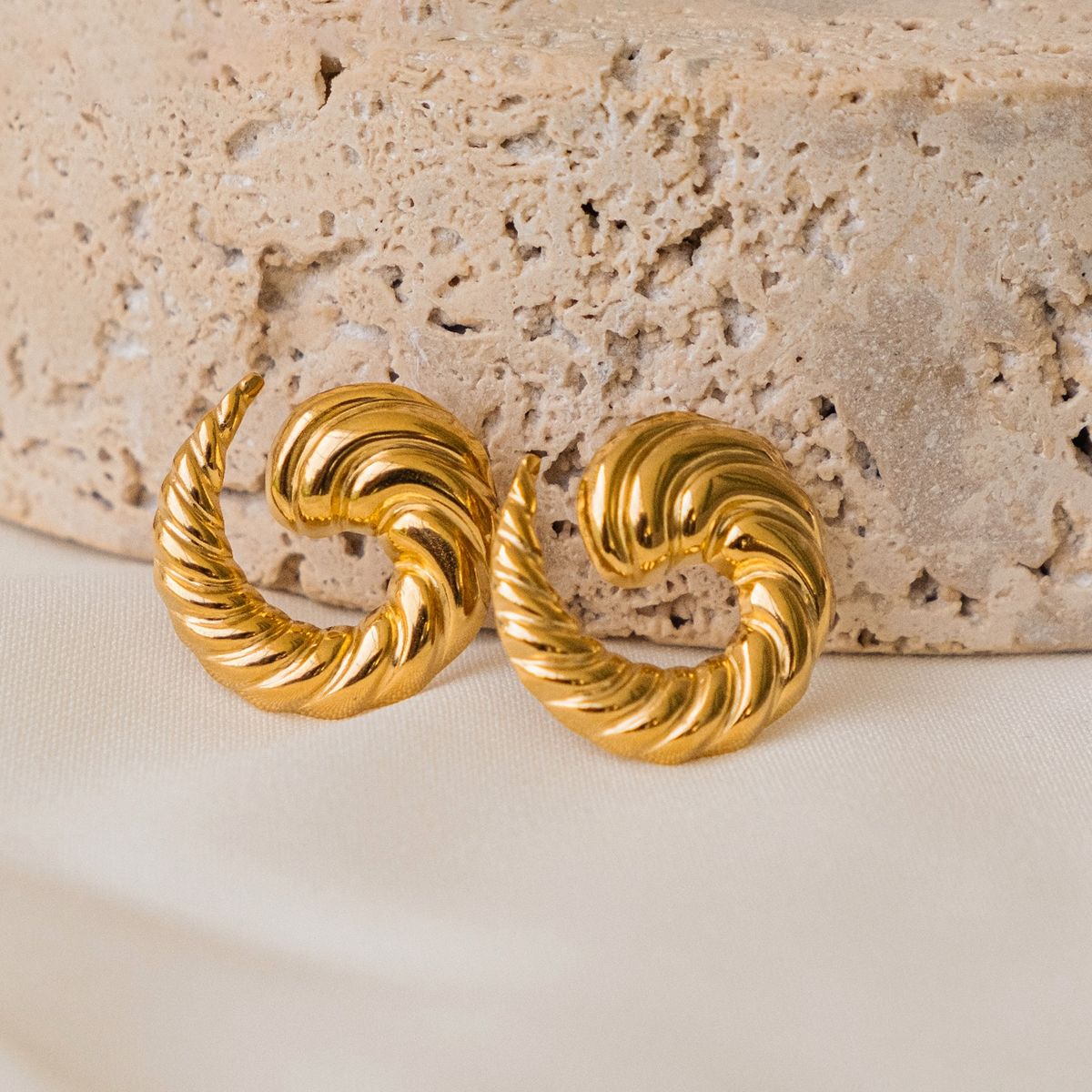 Tourbillon d’Or – Boucles Spirales Torsadées en Acier Doré 29 mm