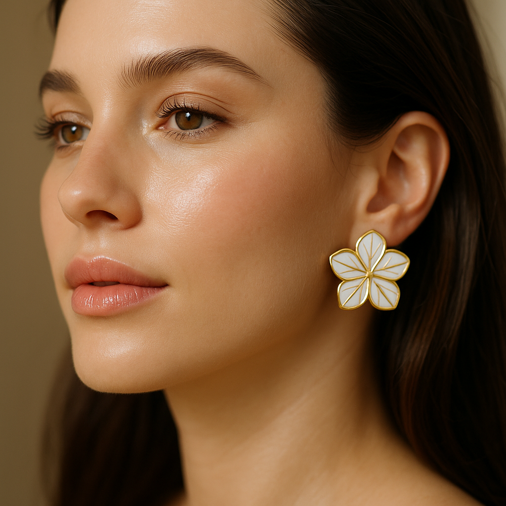 Fleur Époxy Blanche 30×26 mm – Boucles d’oreilles inox doré