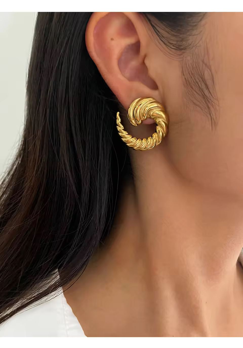 Tourbillon d’Or – Boucles Spirales Torsadées en Acier Doré 29 mm