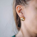 Fleur Nacrée 22 mm – Boucles d’oreilles inox doré