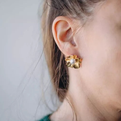 Fleur Nacrée 22 mm – Boucles d’oreilles inox doré