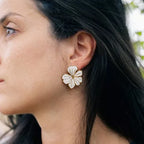 Fleur Époxy Blanche 30×26 mm – Boucles d’oreilles inox doré