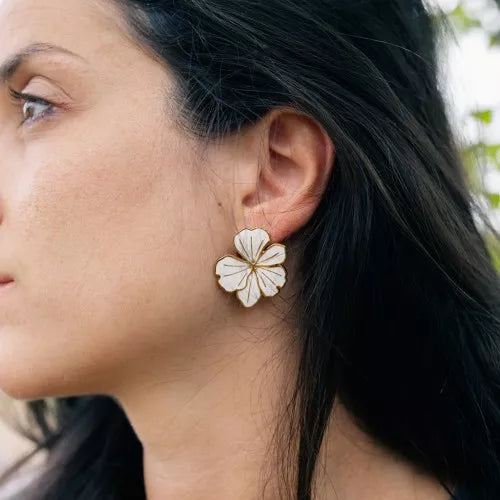 Fleur Époxy Blanche 30×26 mm – Boucles d’oreilles inox doré
