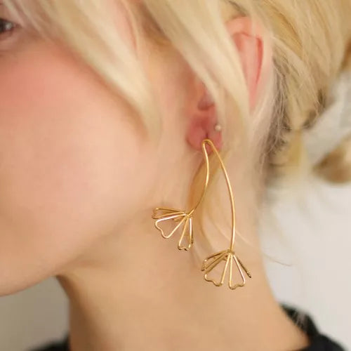Éclats suspendus – Boucles d’oreilles Fleur 3D en acier inoxydable doré