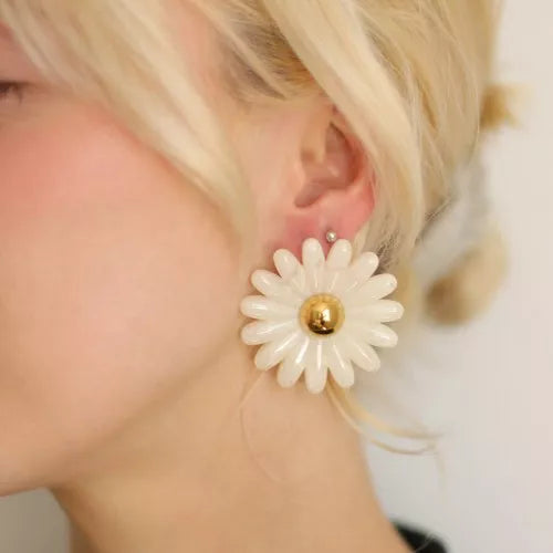 Marguerite du Duo – Boucles en résine & Clips dorés inox — deux styles