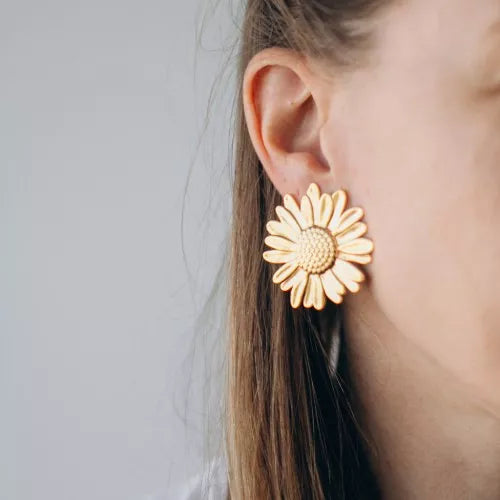 Marguerite du Duo – Boucles en résine & Clips dorés inox — deux styles